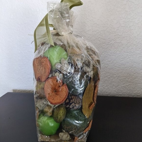 Yankee Candle Granny Smith Fragranced Dry Potpourri Bag, 10 oz. - Picture 3 of 8